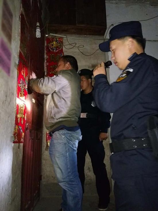 基隆粗心妈妈误将幼女锁家中 民警全城寻开锁师傅开门